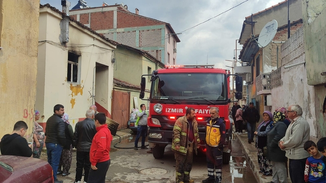İzmir'de evde çıkan yangında dumandan etkilenen kişi hastaneye kaldırıldı