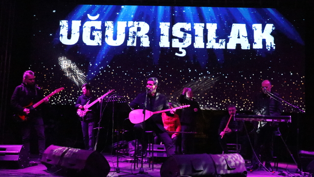 Sanatçı Uğur Işılak, Karabük'te konser verdi