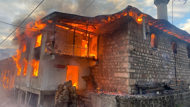 Artvin'de 4 ev, cami ve lojman yandı