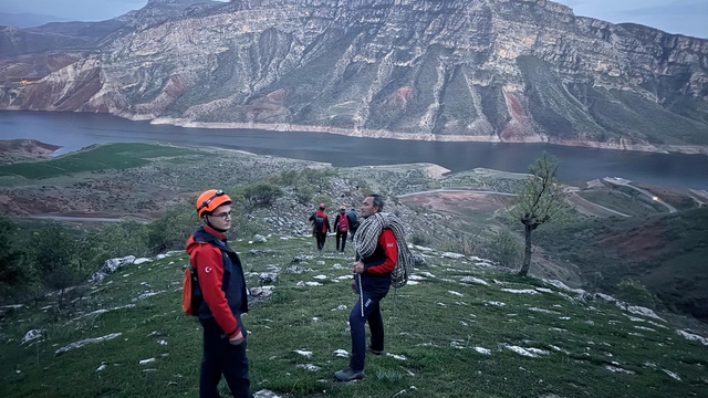 Siirt'te kayalıklarda mahsur kalan çoban kurtarıldı