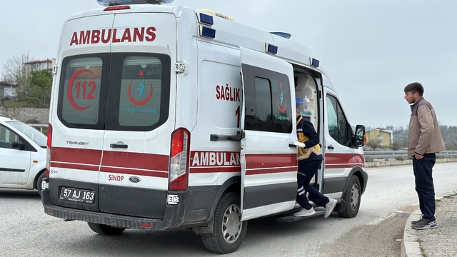 Gerze'de otomobille çarpışan motosikletin sürücüsü yaralandı