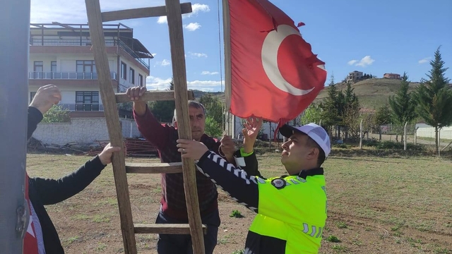 Polis rüzgardan yıpranan Türk bayrağını değiştirdi