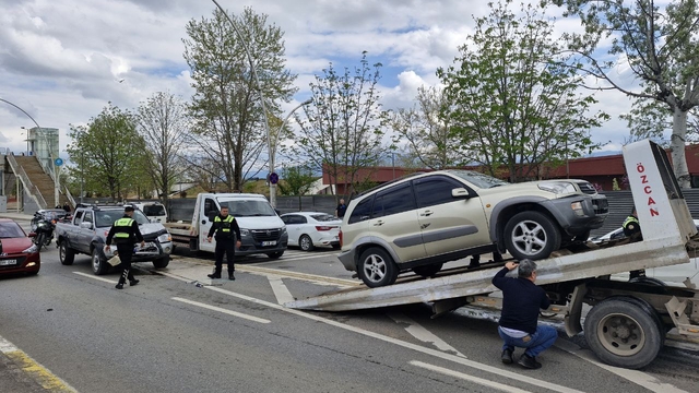 Kocaeli'de zincirleme trafik kazasında 3 kişi yaralandı