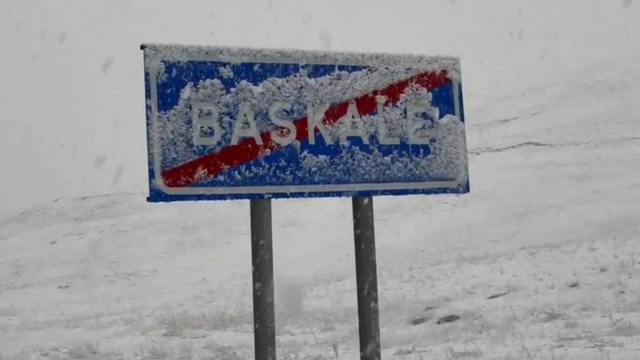 Başkale'de kar yağışı; ilçe beyaza büründü
