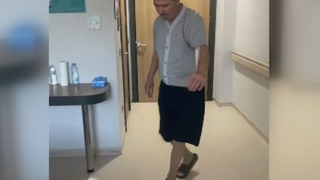 25 yıl önce beyin pili takılan Parkinson hastası, riskli ameliyat sonrası dans ederek taburcu oldu