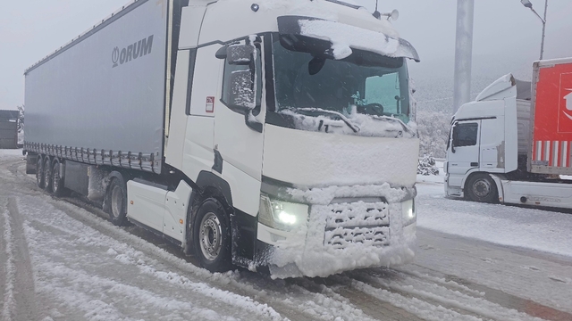 Erzincan-Sivas kara yolunda kar yağışı