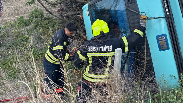 Mersin'de devrilen kamyonun sürücüsü yaralandı