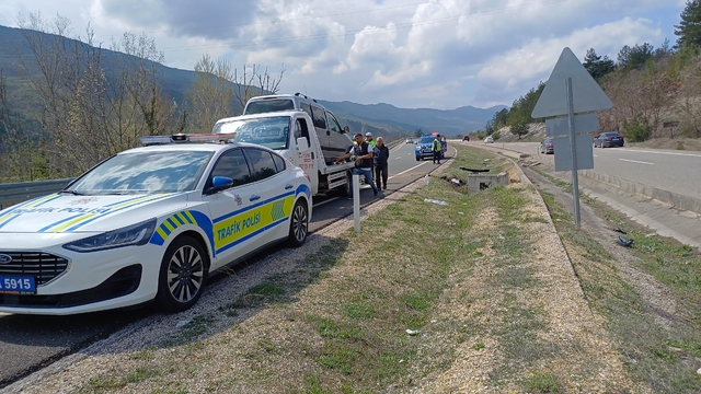 Karabük'te beton menfeze çarpan hafif ticari araçta 1'i ağır 3 kişi yaralandı