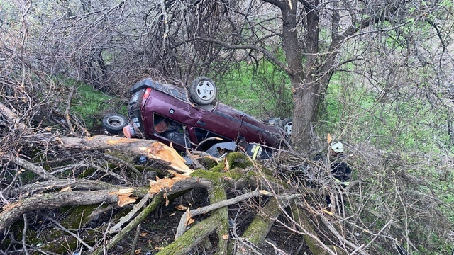 Yozgat'ta şarampole devrilen otomobildeki 5 kişi yaralandı