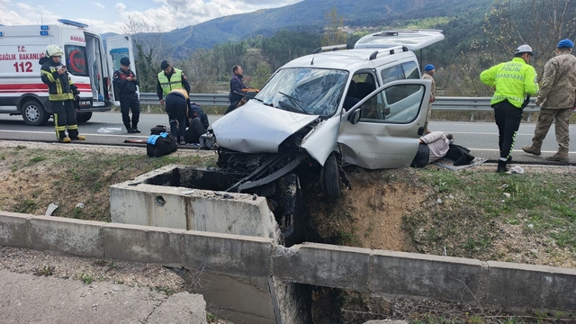 Hafif ticari araç, beton menfeze çarptı; 1 ölü, 2 yaralı