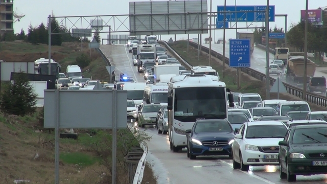 'Kilit kavşak' Kırıkkale'de bayram dönüşü trafiği