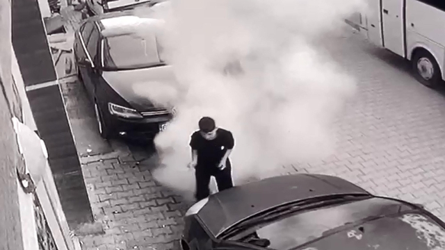 Elindeki torpillerin patlamasıyla ağır yaralandı; o anlar kamerada