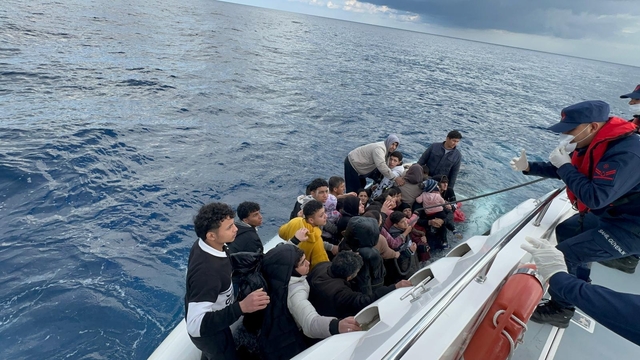 Kaş açıklarında 25 düzensiz göçmen kurtarıldı, 1 göçmenin cansız bedenine ulaşıldı