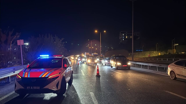 Kocaeli'de otomobille minibüsün çarpıştığı kazada, 2 kişi yaralandı