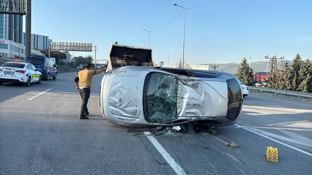 Kocaeli'de bariyere çarpıp devrilen otomobildeki 2 kişi yaralandı