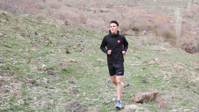 Türkiye Şampiyonası'nda yalın ayak koşan milli atletin hedefi Avrupa şampiyonluğu