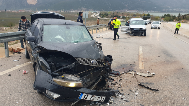 Kaza sonrası yaralı halde çevreye dağılan eşyalarını toplamaya çalıştı
