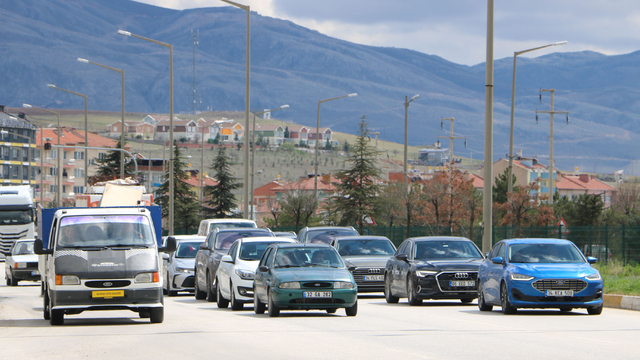 Afyonkarahisar- Antalya kara yolunda bayram dönüş trafiği