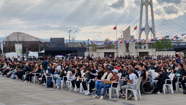 Teksüt Bandırmaspor-Kocaelispor maçı meydana kurulan dev ekrandan izlendi