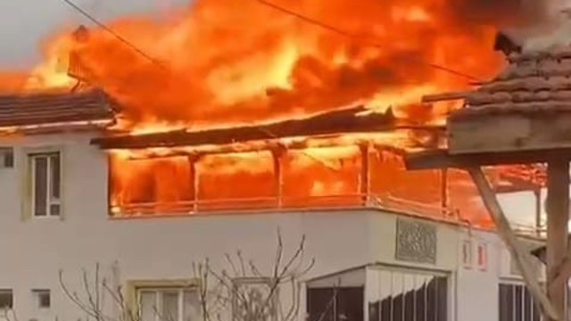 Amasya'da 3 katlı binanın çatı katı alev alev yandı