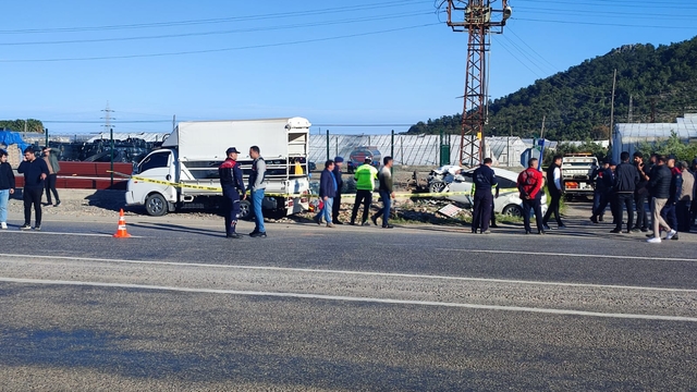 Mersin'de kamyonetle otomobilin çarpışması sonucu 1 kişi öldü, 6 kişi yaralandı