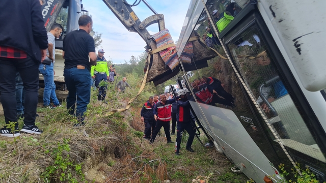 Yoldan çıkan ve devrilmemesi için traktörlere bağlanan midibüsteki 23 kişi kurtarıldı