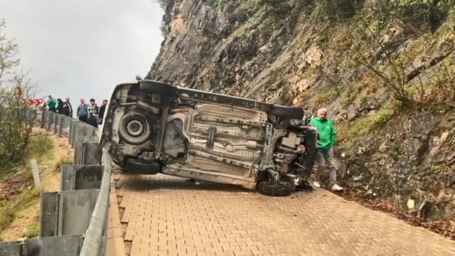 Hafif ticari araç devrildi: 3 yaralı