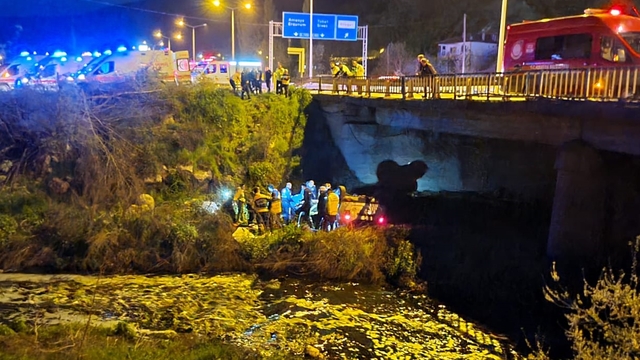 Amasya'da devrilen otomobildeki 5 kişi yaralandı