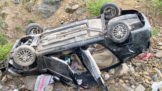 Karabük'te yol kenarına devrilen otomobildeki 3 kişi yaralandı