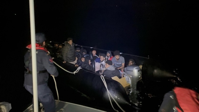 İzmir açıklarında 36 düzensiz göçmen yakalandı