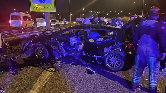 Otomobil bariyerlere çarptı; 1 ölü, 3 yaralı