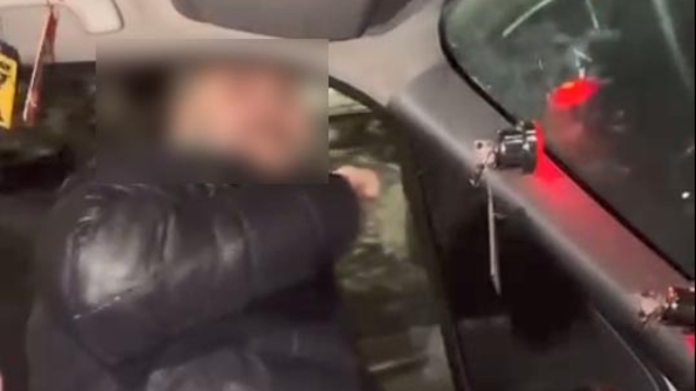 Seyir halindeki aracın sürücüsü kapıyı açıp dans ederken yola düştü