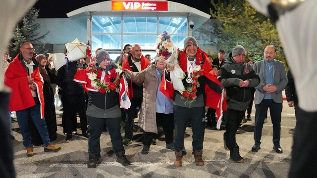 Otizmli ikiz milli kayakçılara Erzurum'da coşkulu karşılama