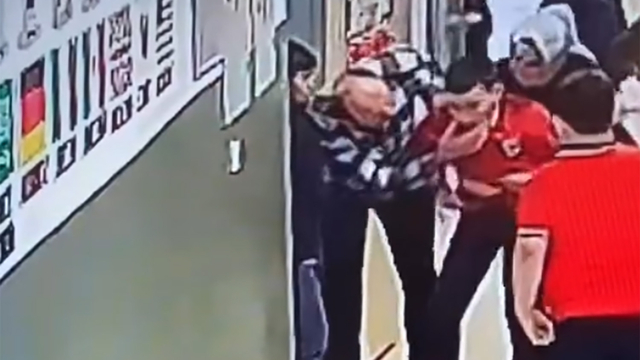 Nefes borusuna kalem parçası kaçan öğrenciyi Heimlich manevrası ile öğretmenleri kurtardı