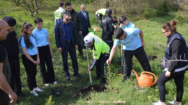 Havza'da Polis Haftası kapsamında fidan dikildi
