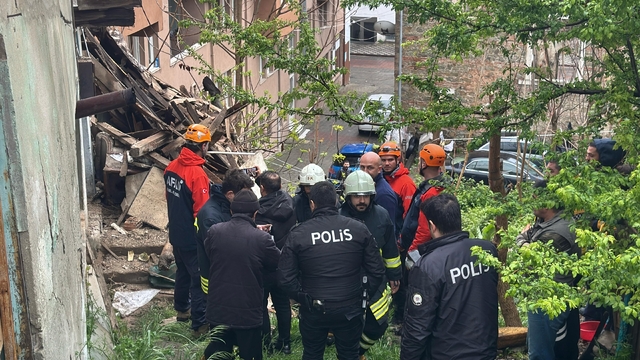 Tekirdağ'da iki katlı metruk ahşap bina yağışın etkisiyle çöktü