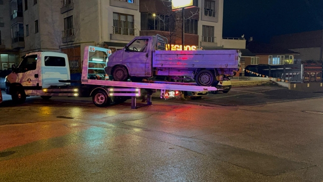 Seyir halindeki aracın sürücüsü kapıyı açıp dans ederken yola düştü (2)