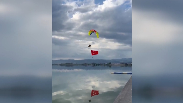 Paramotorla İznik Gölü üzerinde ay-yıldızlı şölen