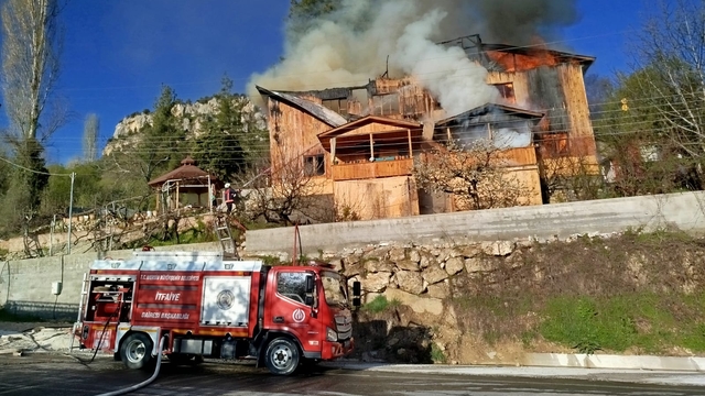 Mersin'de ahşap evde çıkan yangında 1 kişi dumandan etkilendi
