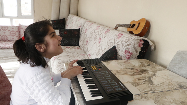 İlik kanseri ve görme engelli Nisanur, müzikle yaşama tutunuyor