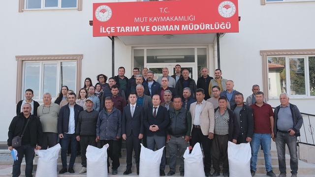 Mut'ta üreticilere nohut tohumu dağıtıldı