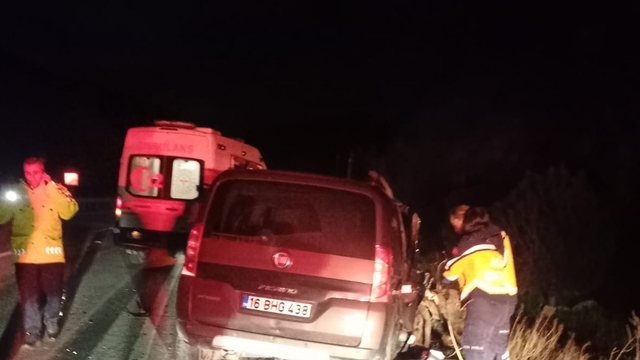 Bursa'da tıra çarpan hafif ticari aracın sürücüsü öldü