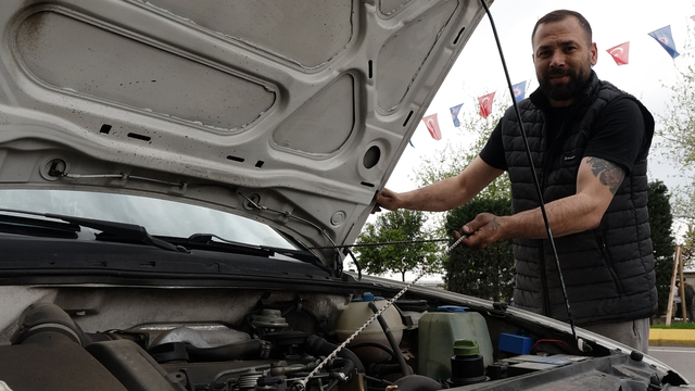 Arızalanan aracını, gaz koluna ip bağlayıp, 1,5 kilometre uzaklıktaki sanayiye götürdü