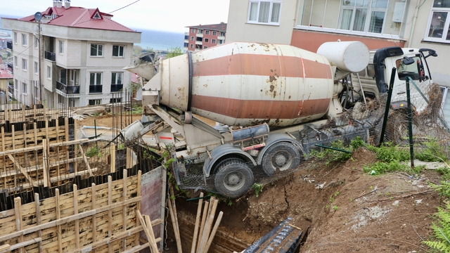 Trabzon'da yokuştan kayan beton mikseri inşaat ile yol arasında asılı kaldı