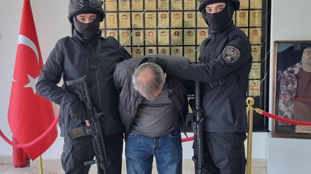 Hapis cezasıyla aranan FETÖ'den ihraç öğretim üyesi yakalandı