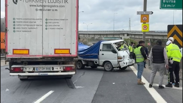 TEM Otoyolu'nda 4 araç zincirleme kazaya karıştı