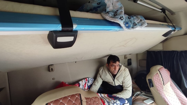 Kaçak göçmenler, TIR'ların yatak bölümünde uyurken yakalandı