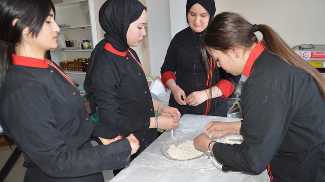 Samsun'da genç şef adayları yöresel yemekler için mutfağa girdi