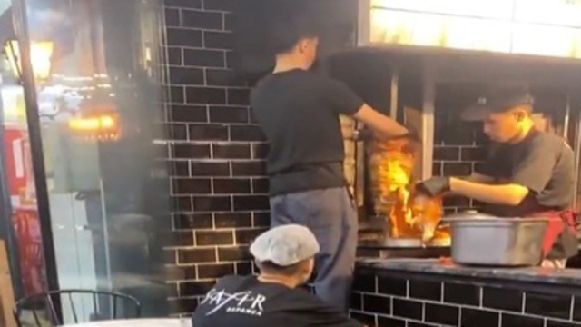 Pişmiş dönerin üzerine çiğ et eklenirken görüntülenen işletme hakkında inceleme