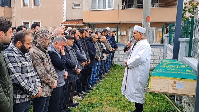 İstanbul'da gişelerde tıra çarpan araçta ölen kişinin cenazesi Sakarya'da defnedildi